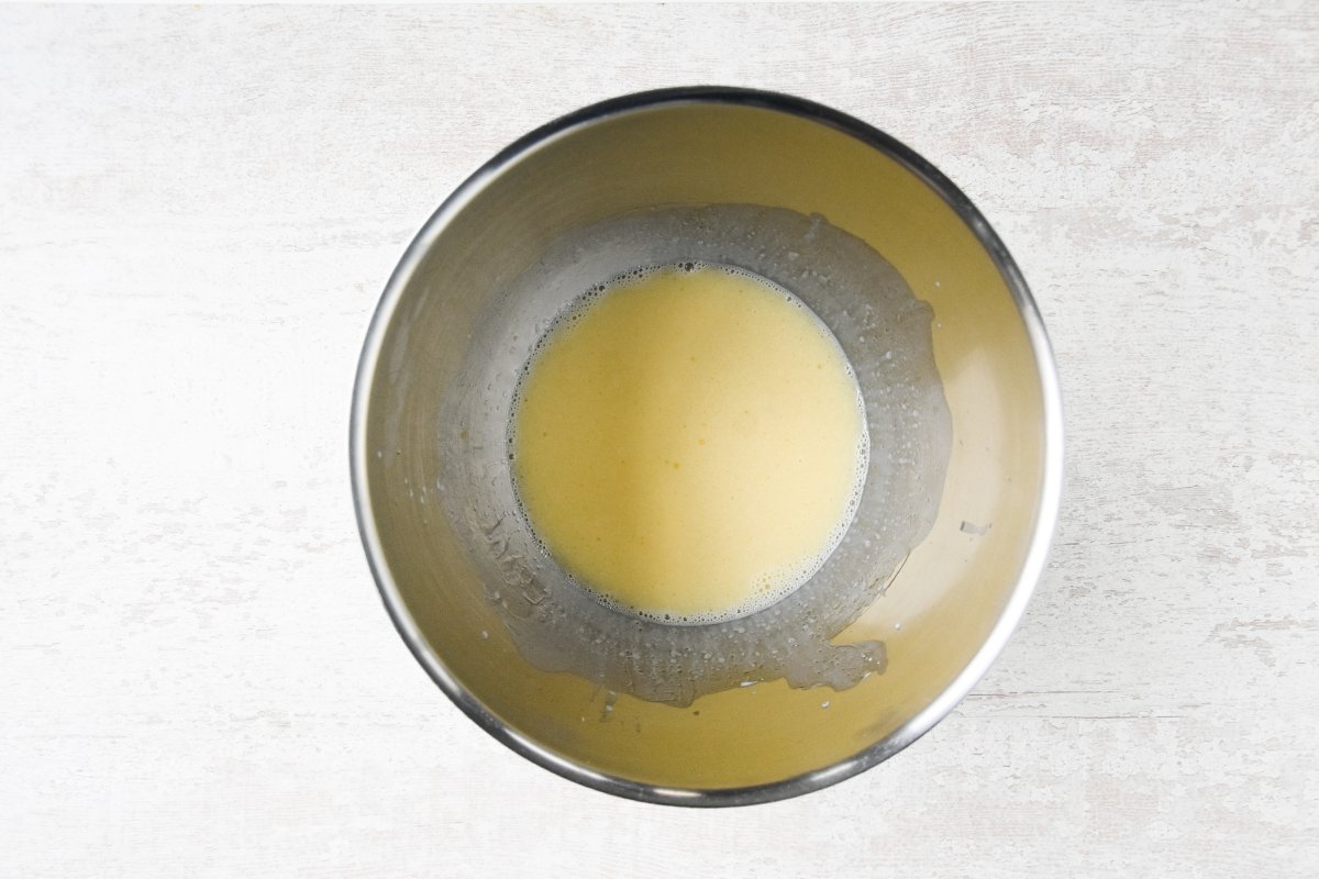 Batimos los ingredientes líquidos para la masa de empanada sin gluten