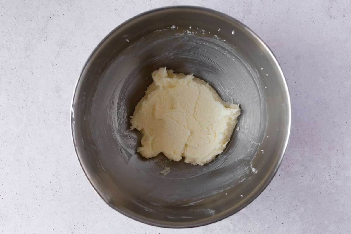 Batir bien la mantequilla con el azúcar