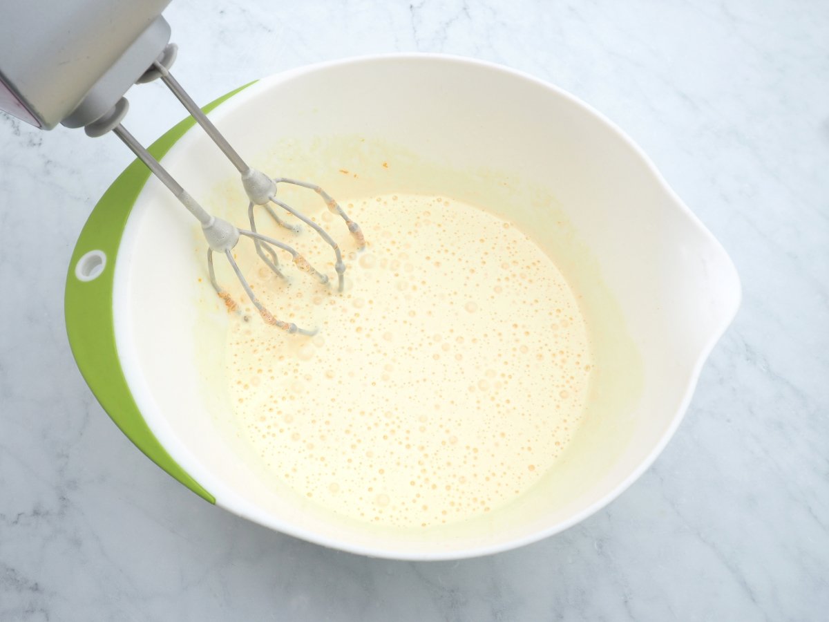 Batir bien los huevos con el azúcar