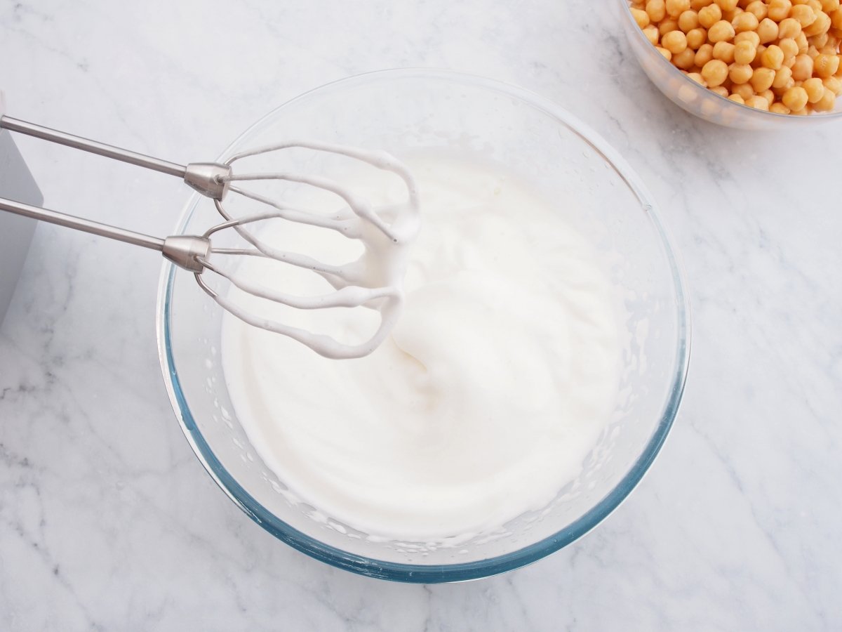 Batir con las varillas hasta montar el aquafaba