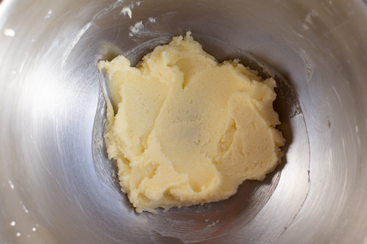 Batir el azúcar con la mantequilla a temperatura ambiente