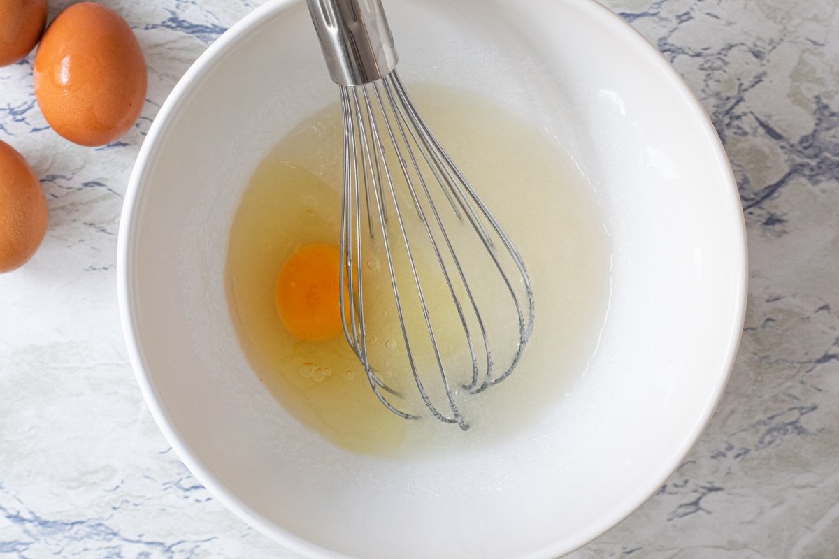 Batir enérgicamente los huevos junto a el azúcar