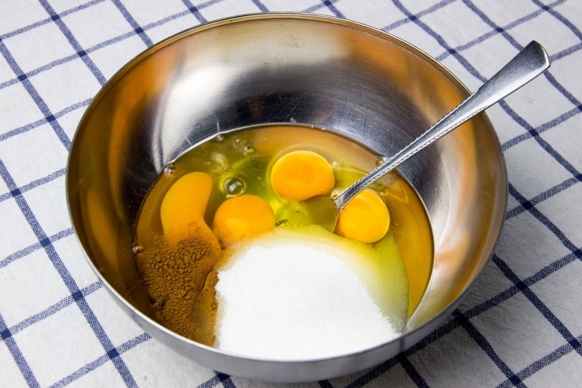 Batir huevos, azúcar y canela para hacer el flan de canela