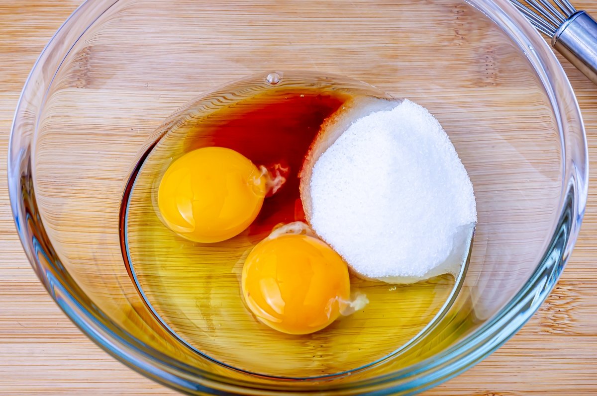 Batir huevos con azúcar y miel