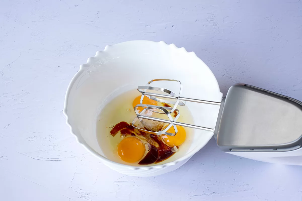 Batir huevos, stevia y vainilla para hacer las magdalenas sin azúcar