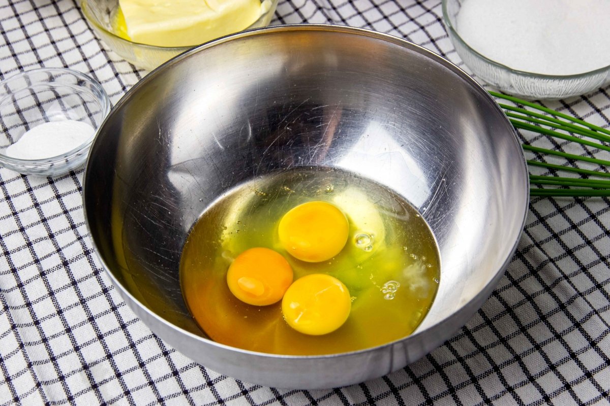 Batir huevos para el bizcocho de mantequilla