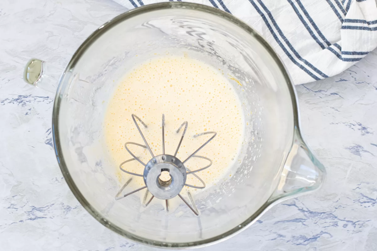 batir huevos y azucar bizcocho de crema pastelera *