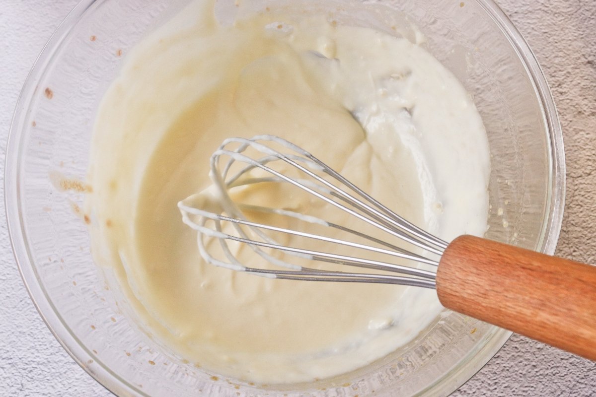 Batir la bechamel para los canelones en freidora de aire