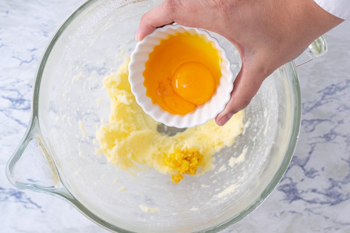 Batir la mantequilla con el azúcar a punto crema
