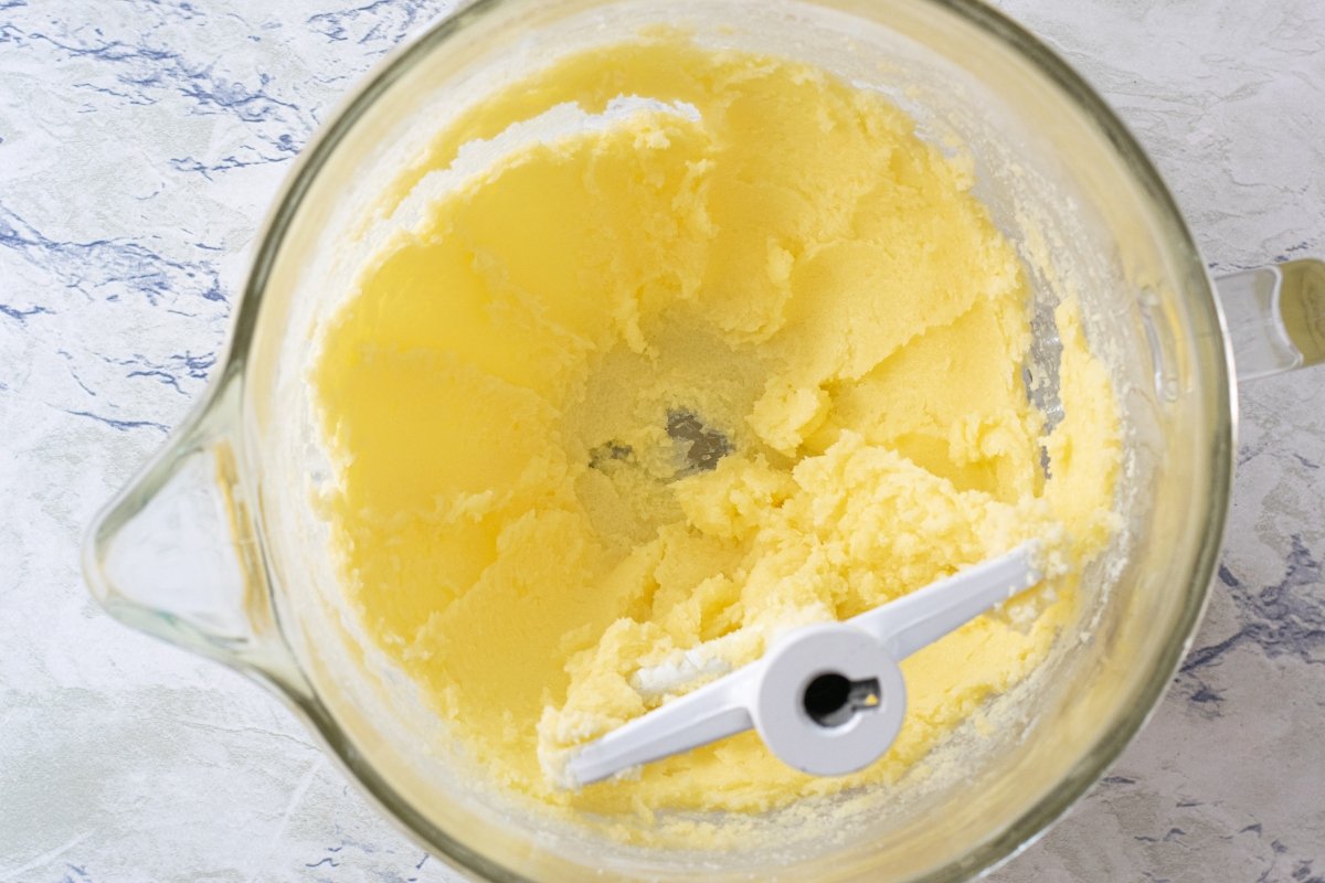 Batir la mantequilla con el azúcar, el huevo y la miel