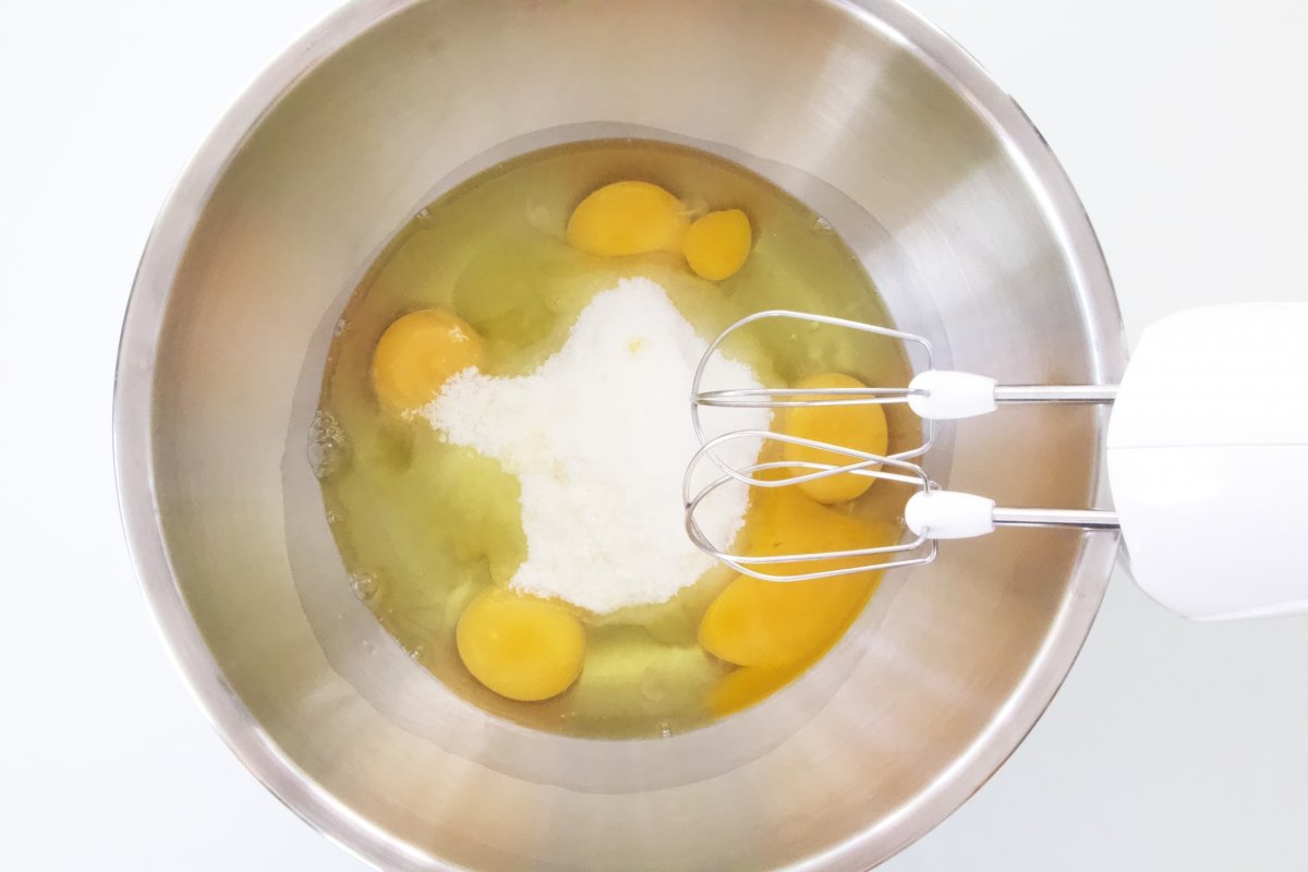Batir la mezcla de huevos, azúcar y ralladura