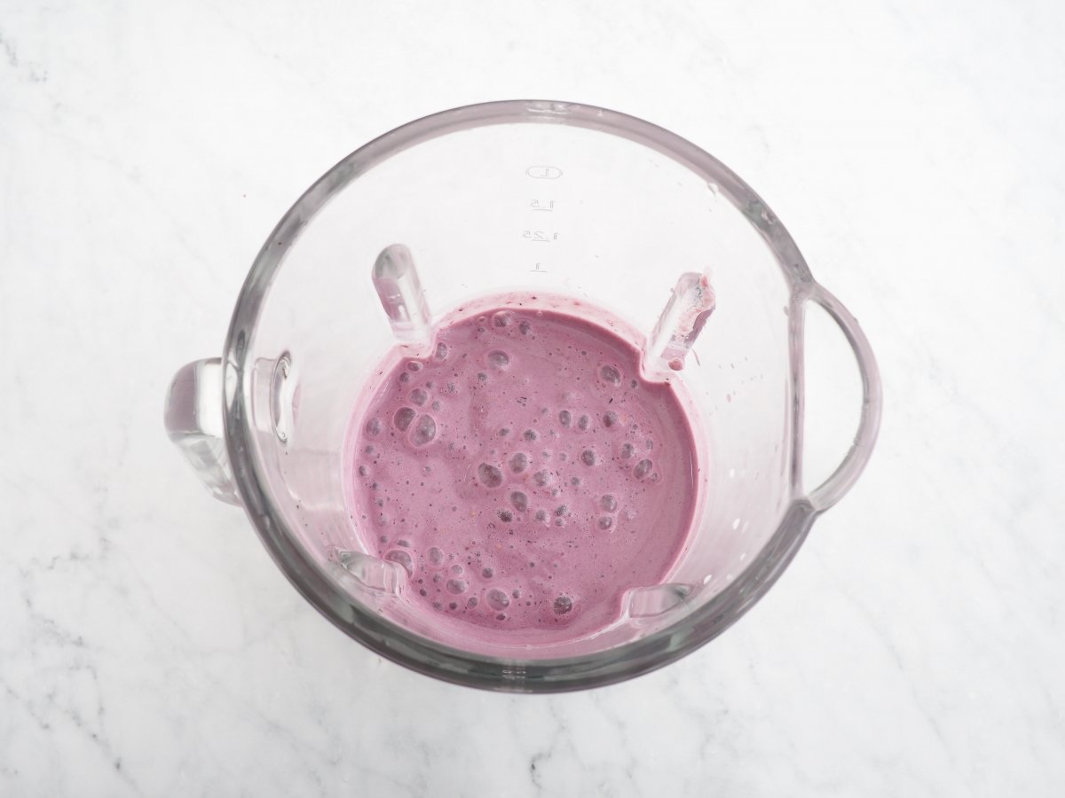 Batir los frutos rojos con la leche y el yogur