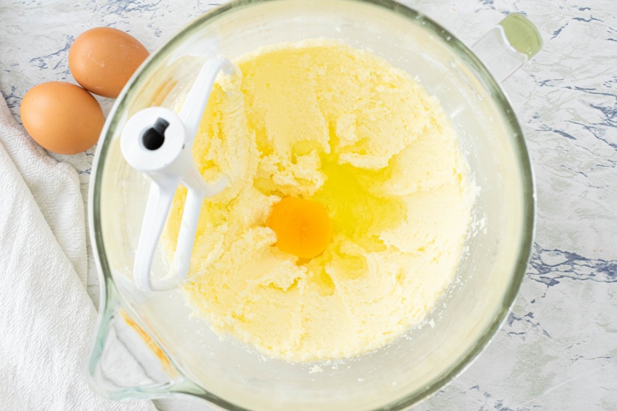 Batir los huevos con el azúcar, la levadura y el chupito de Cointreau