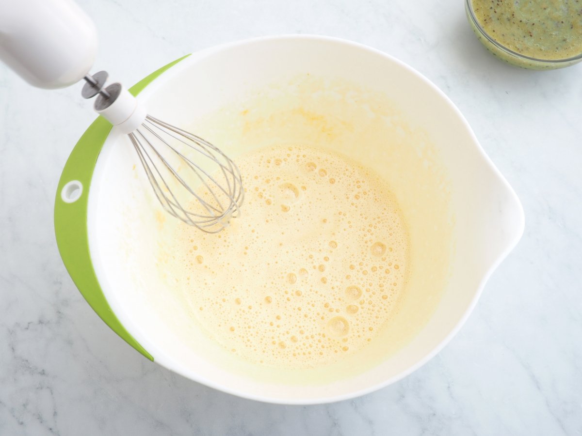 Batir los huevos con el azúcar para el bizcocho de kiwi