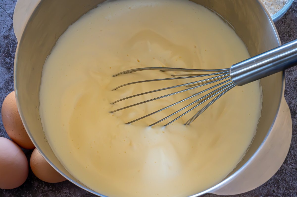 Batir los huevos con el azúcar para el bizcocho
