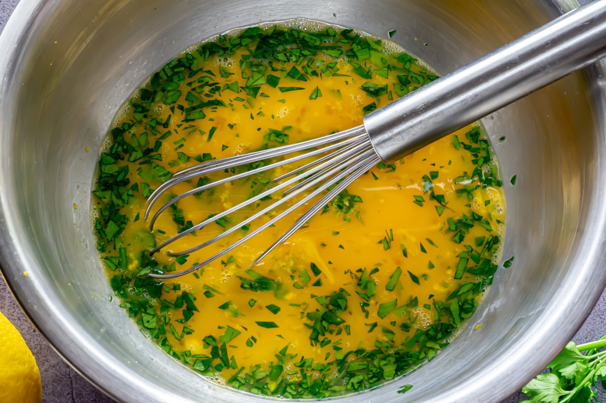 Batir los huevos con el perejil y el limón
