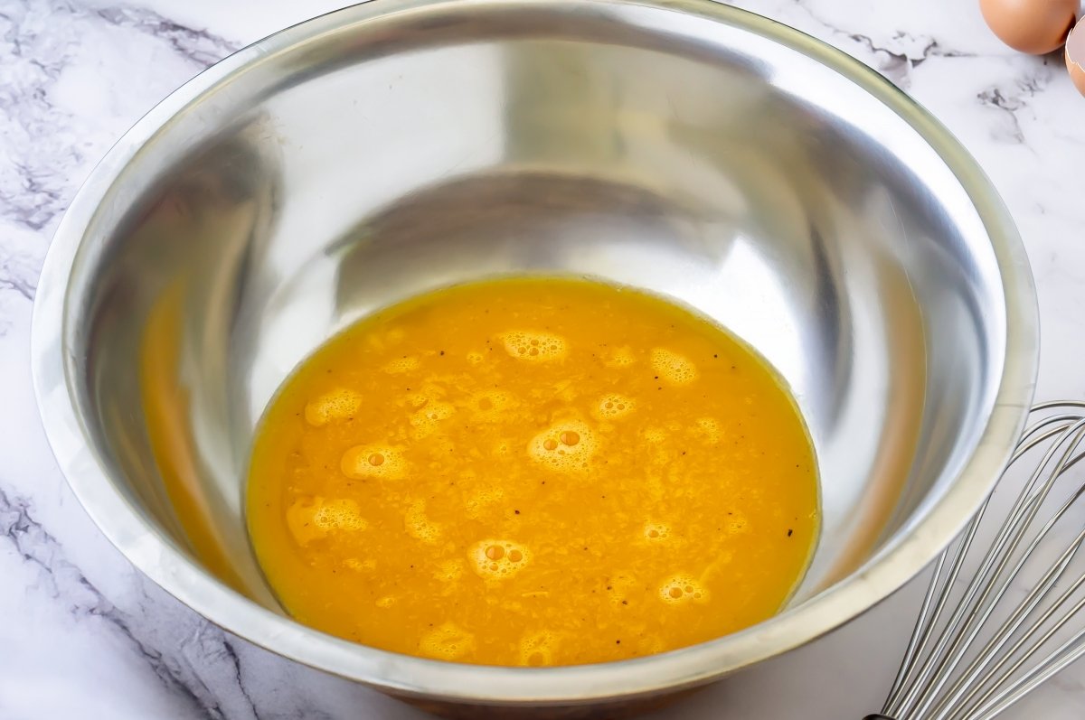 Batir los huevos para el omurice