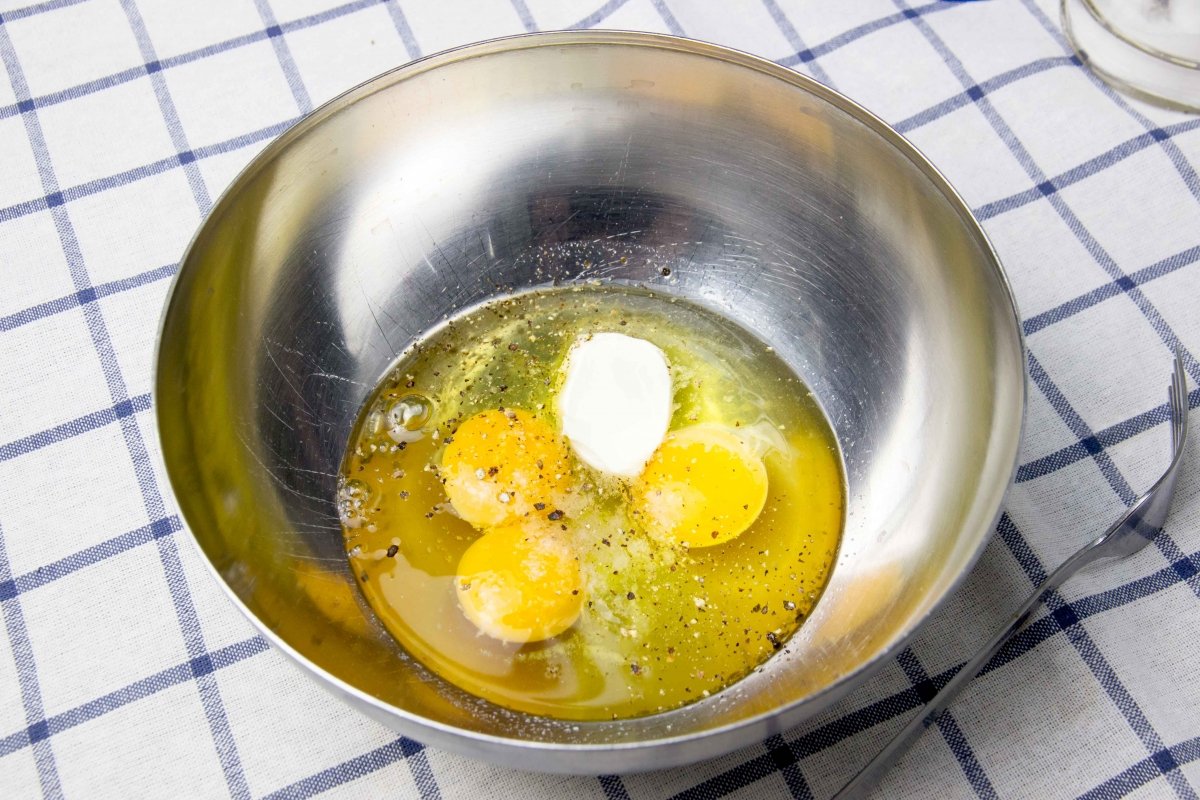 Batir los huevos para hacer la tortilla francesa