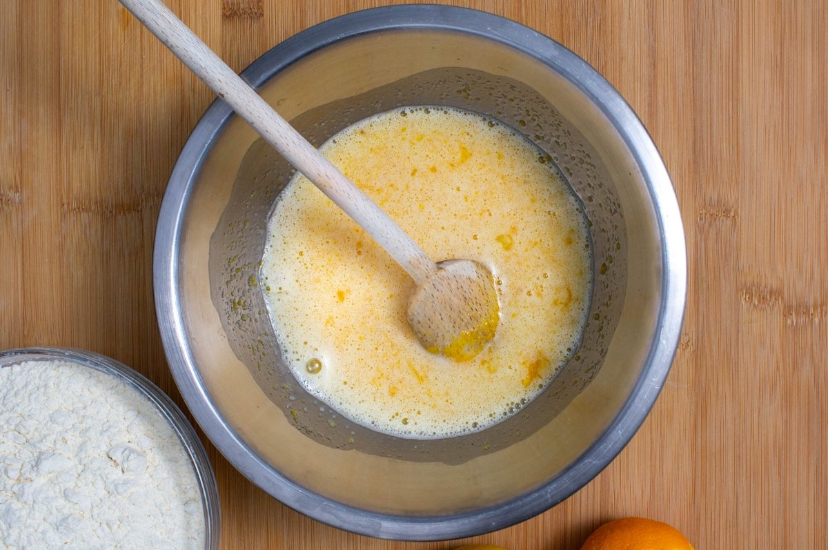 Batir los huevos para huesillos extremeños