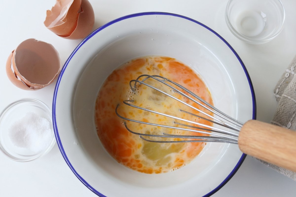 Batir los ingredientes omelette de huevo