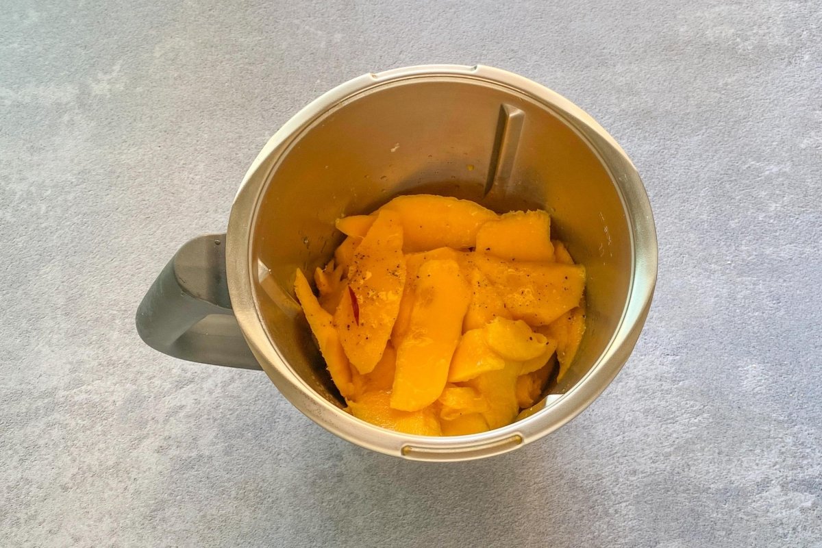 Batir todos los ingredientes para elaborar el gazpacho de mango