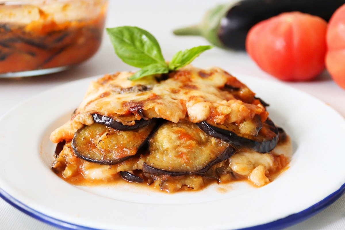 Berenjenas a la parmesana (Melanzane alla parmigiana) servidas en porciones individuales montadas co