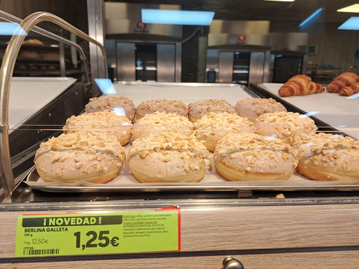 Berlina con cobertura blanca y trozos de galleta relleno de crema de galleta Hacendado
