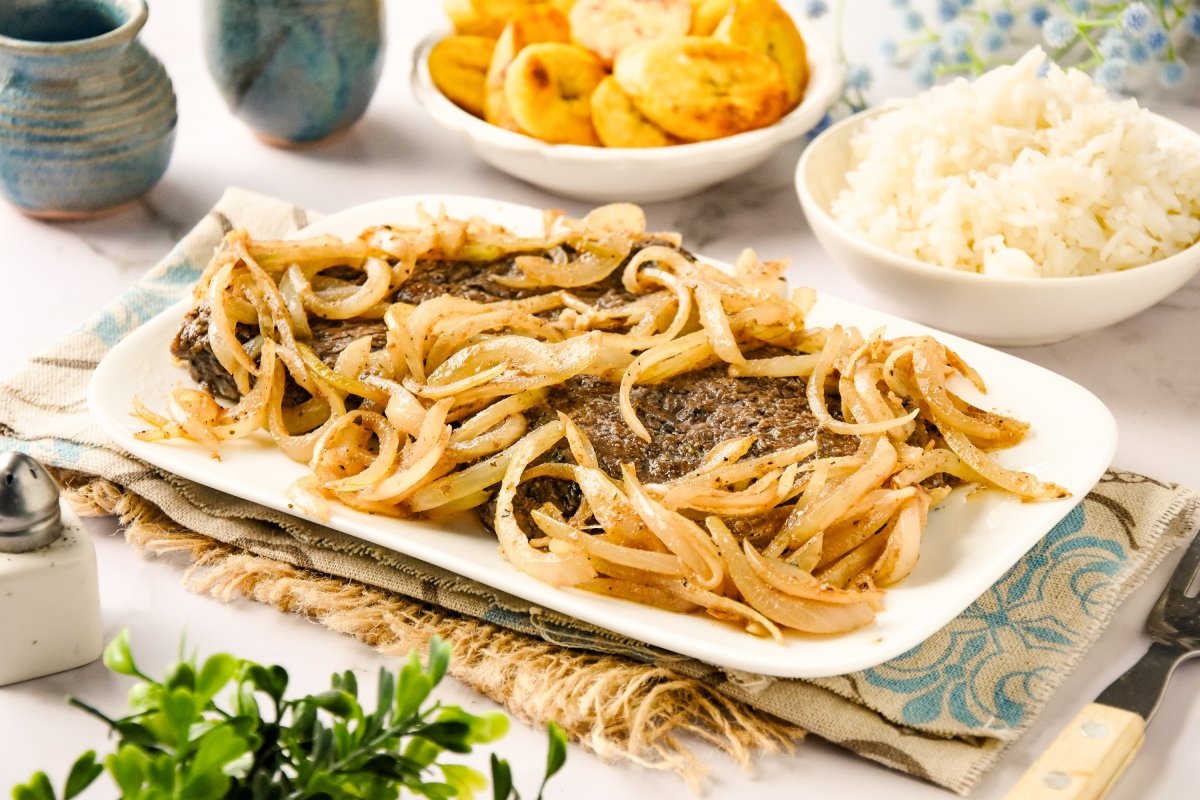 Bistec encebollado casero