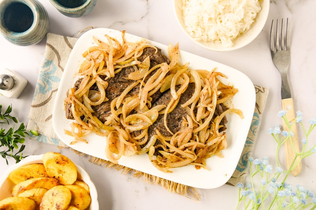 Bistec encebollado listo para comer