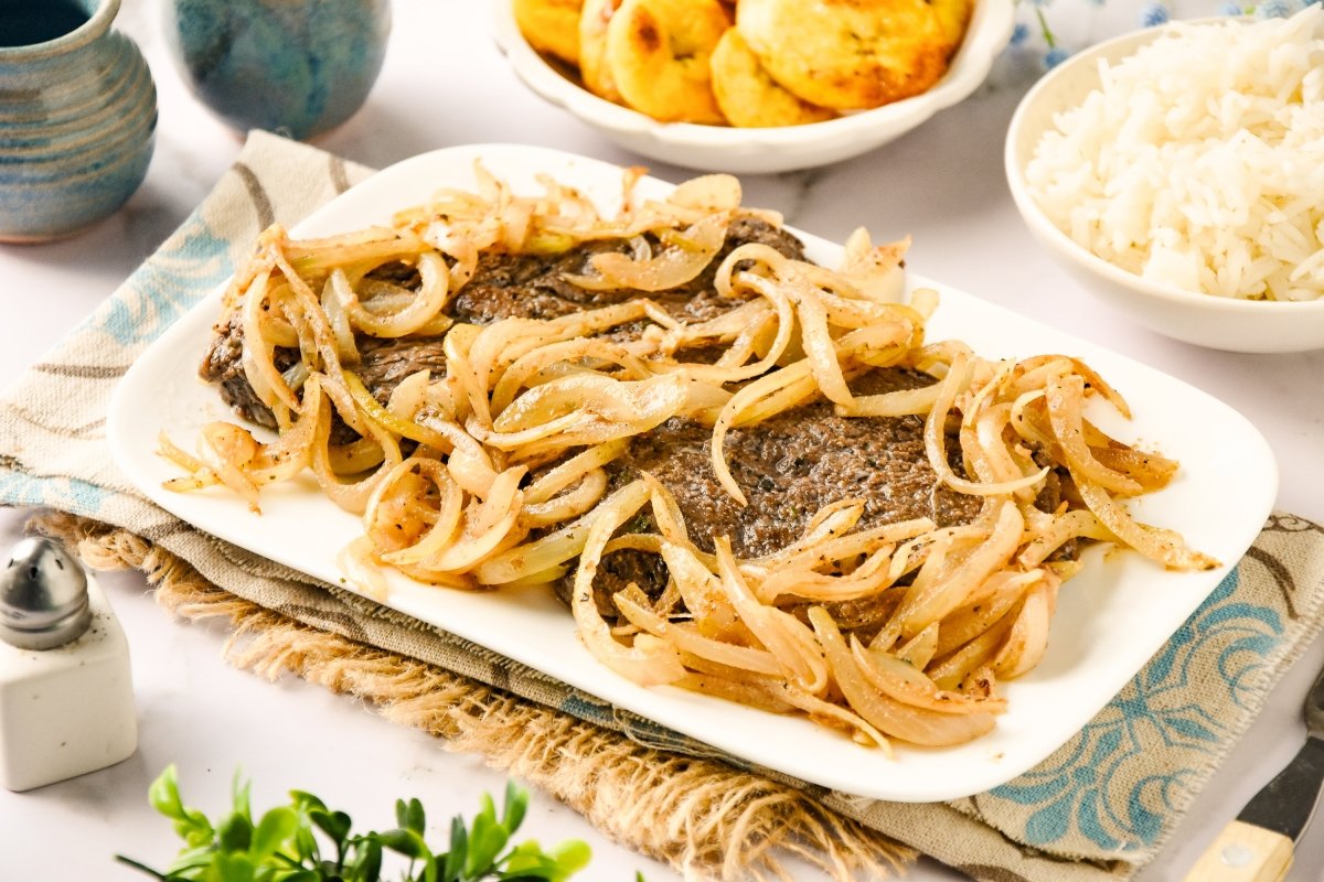 Bistec encebollado