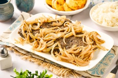 Bistec encebollado
