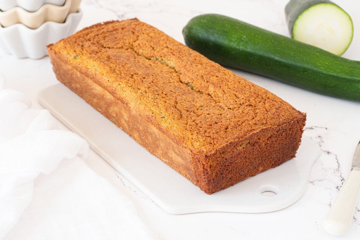 Bizcocho de calabacín listo para servir