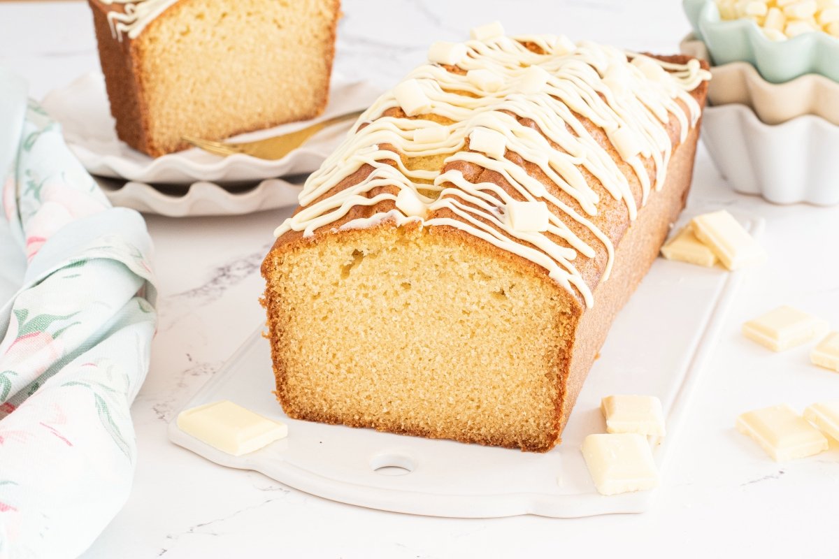 Bizcocho de chocolate blanco casero