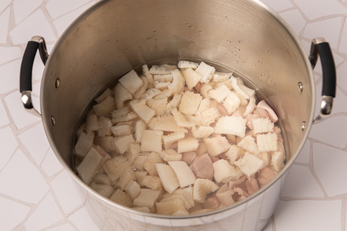 Blanqueando los callos para hacer callos con garbanzos