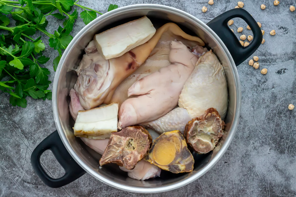 Blanquear las carnes para el cocido extremeño *