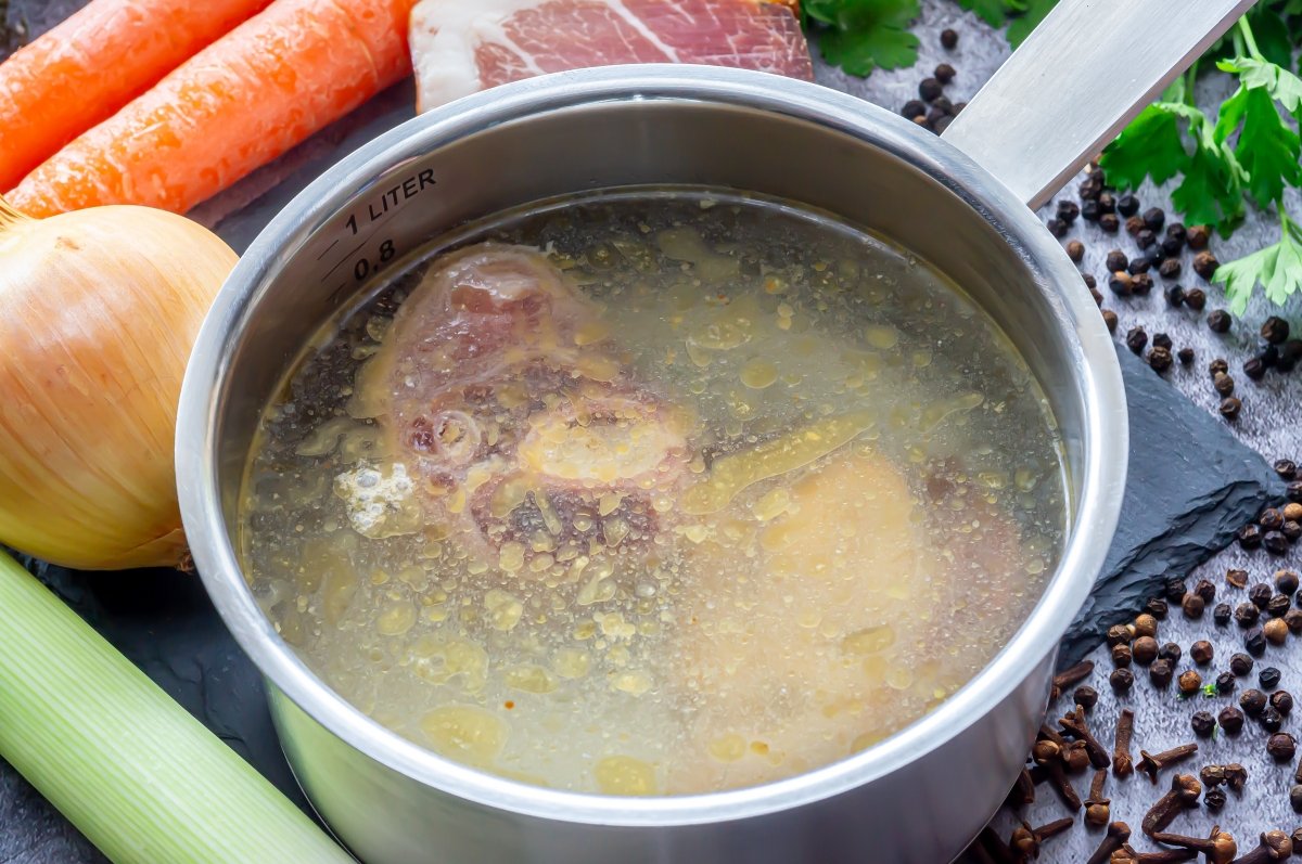 Caldo de jamón, receta fácil y casera paso a paso