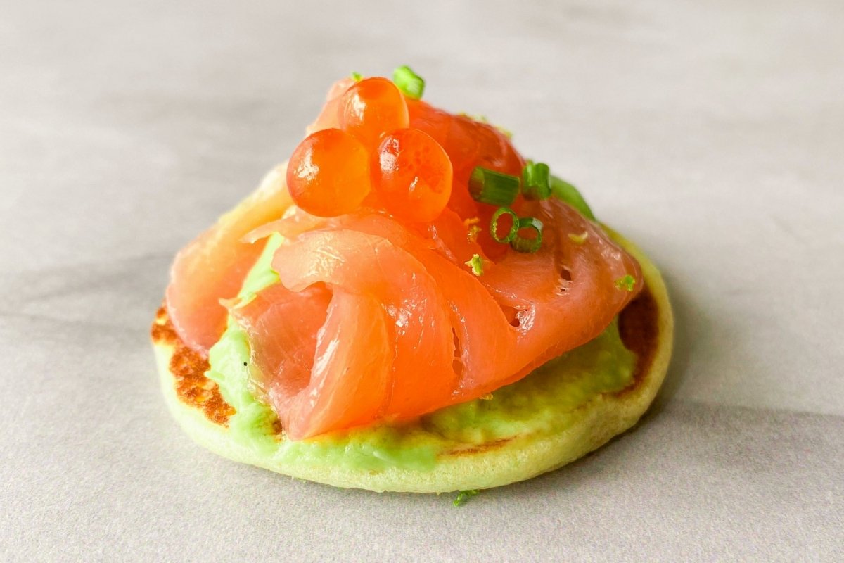 Blinis con salmón y aguacate