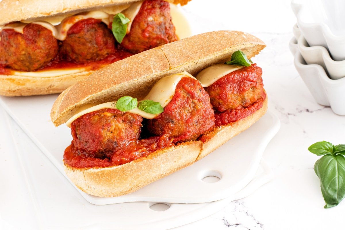 Bocadillo de albóndigas en el plato