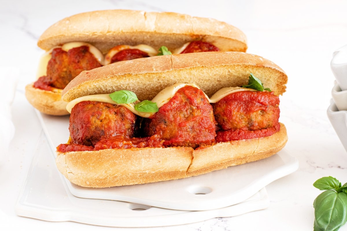 Bocadillo de albóndigas listo para servir