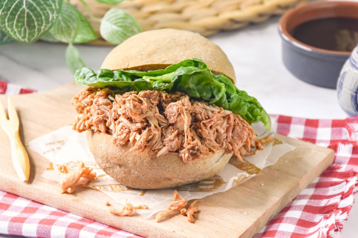 Bocadillo de pulled chicken