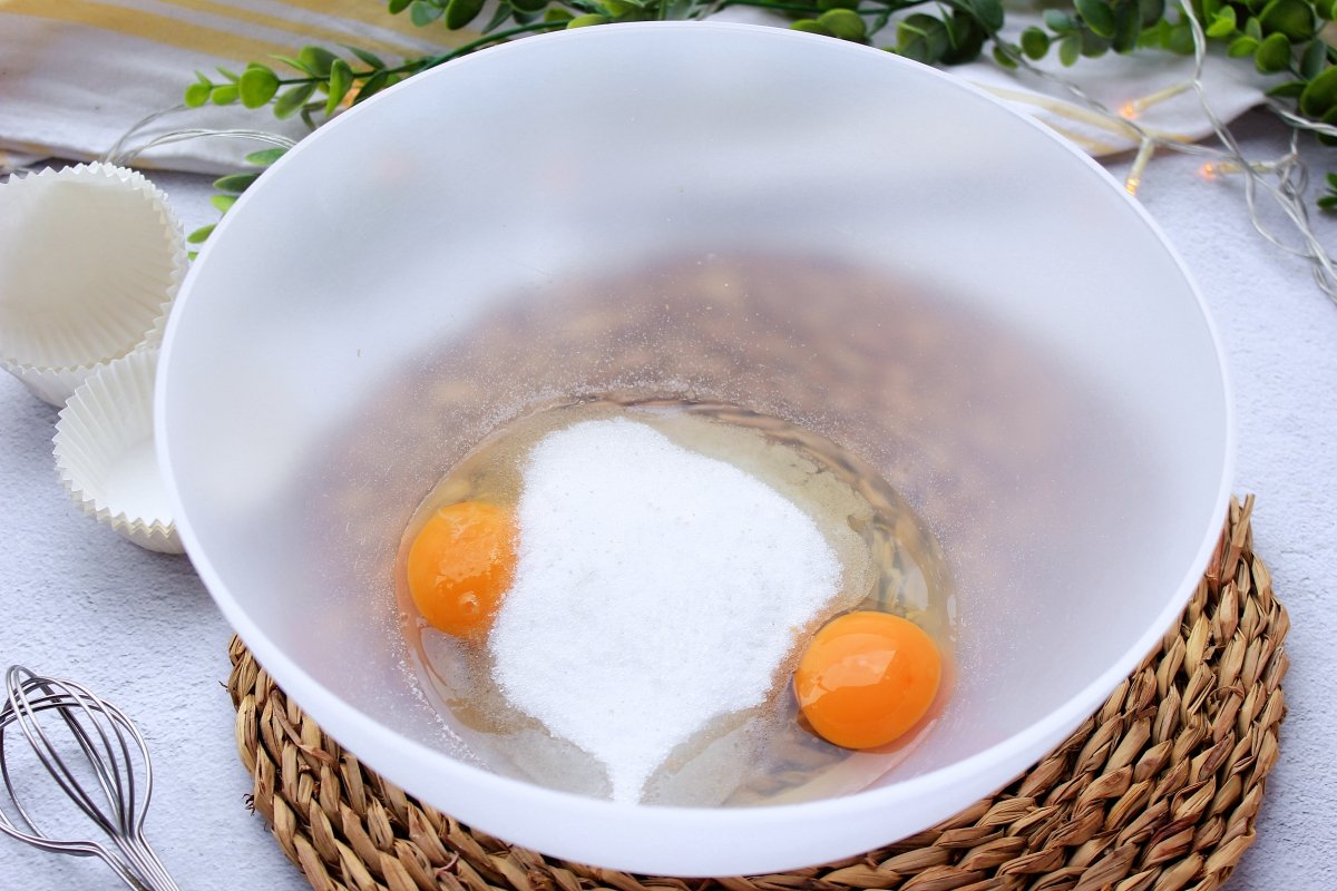 Bol con huevos y azúcar para hacer la masa de las magdalenas