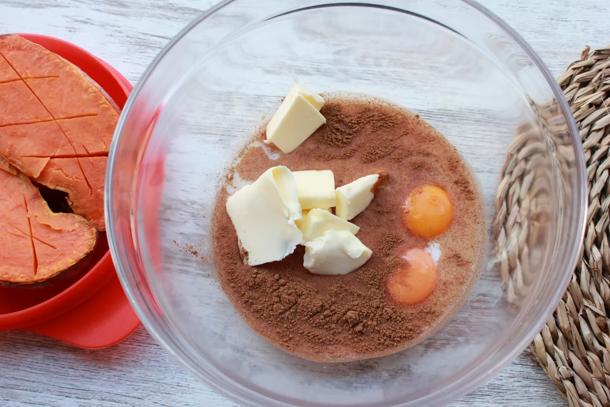 Bol con los ingredientes de la tarta de boniato antes de triturar *