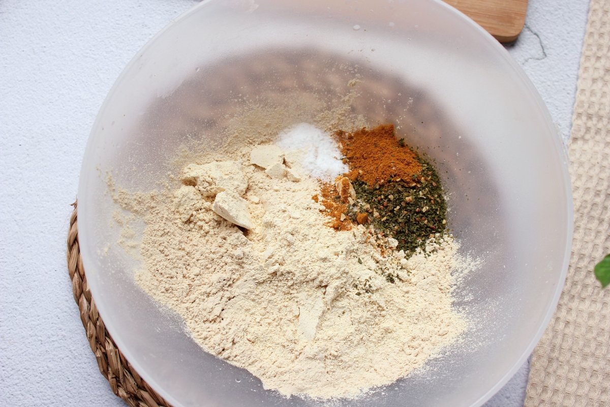 Bol con los ingredientes secos para hacer seitán