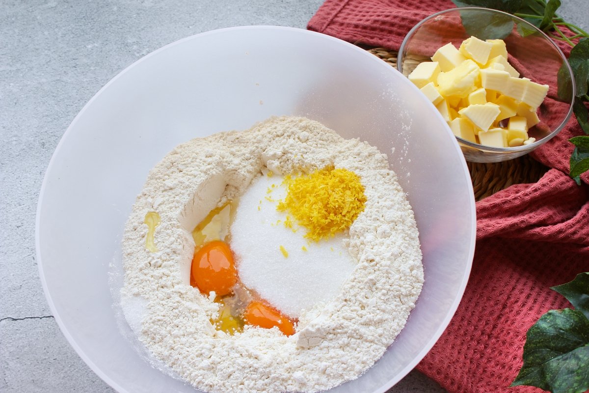 Bowl with all the ingredients for the pasta frola base