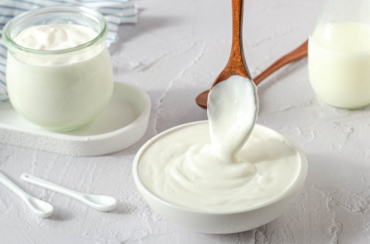 Bol de yogur griego cremoso
