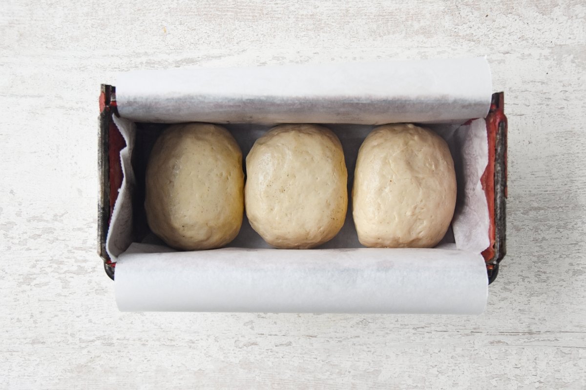 Boleamos 3 porciones y disponemos en el molde