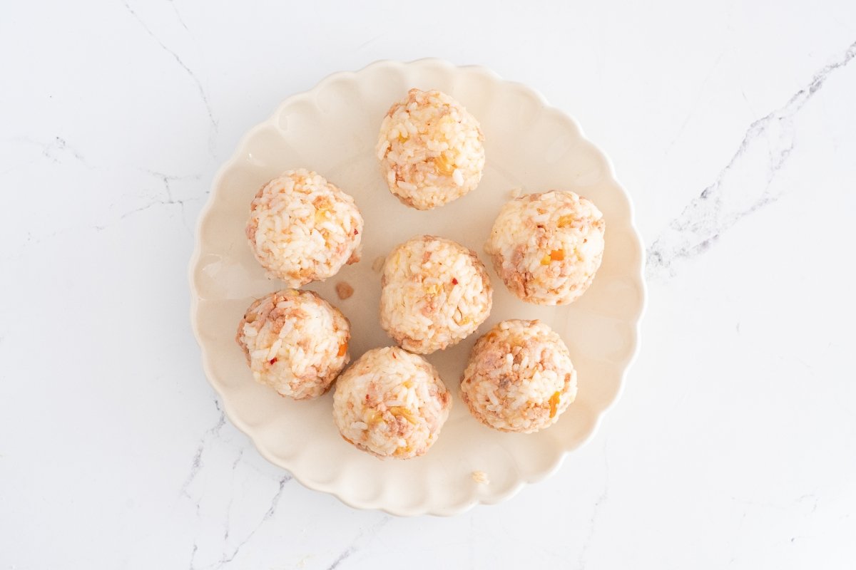 Boleamos el arroz con carne y kimchi