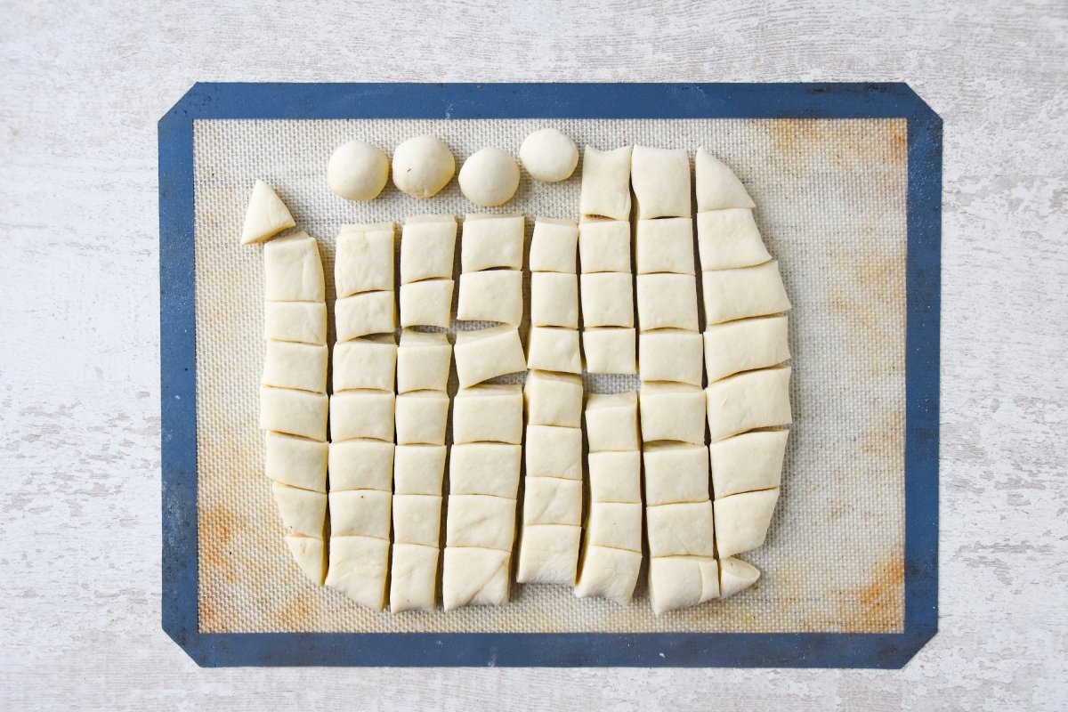 Boleamos la masa en porciones del monkey bread