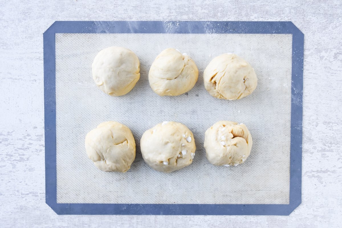 Boleamos las porciones y dejamos levar