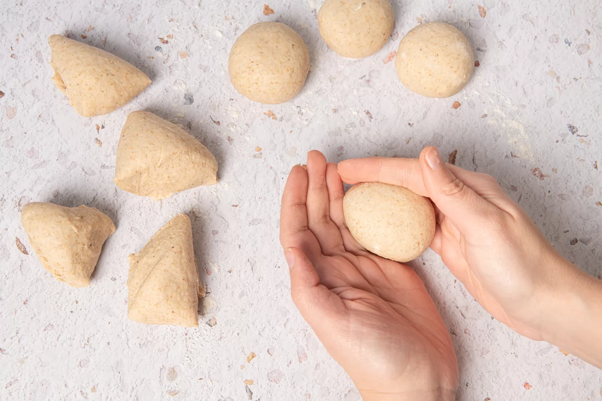 Boleando las porciones de masa para hacer pan chapati